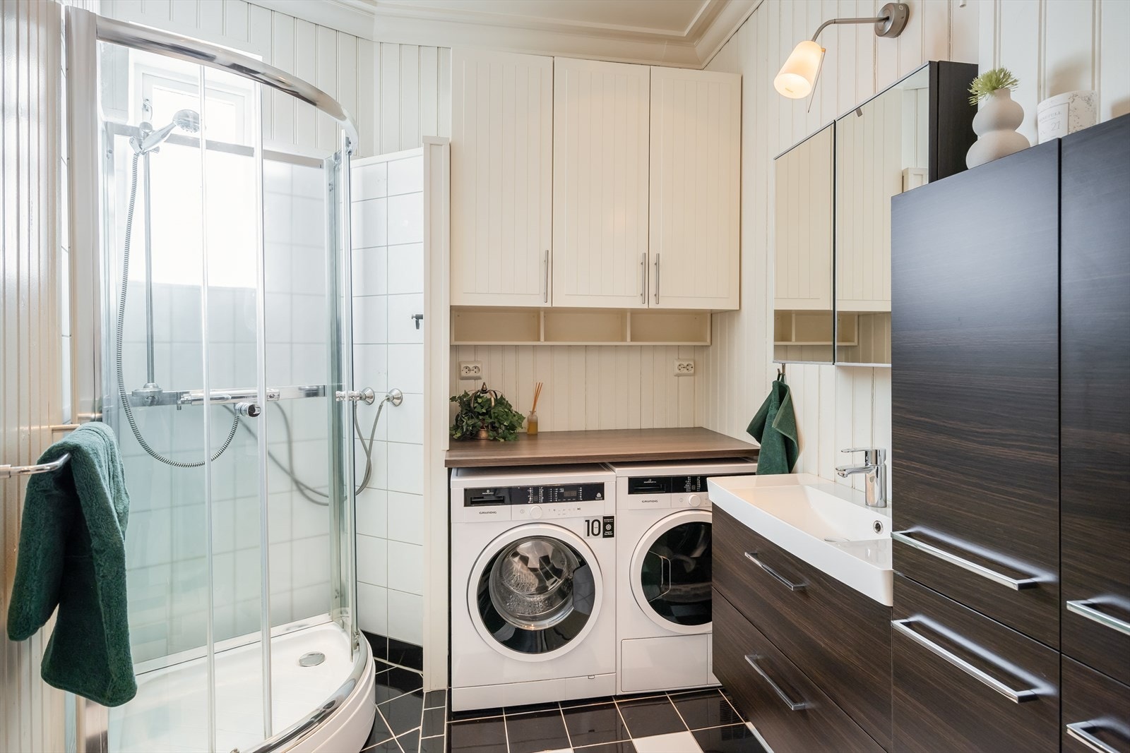 Flislagt bad på 5,5 m² med behagelig gulvvarme og plass til både vaskemaskin og tørketrommel. Galleribilde