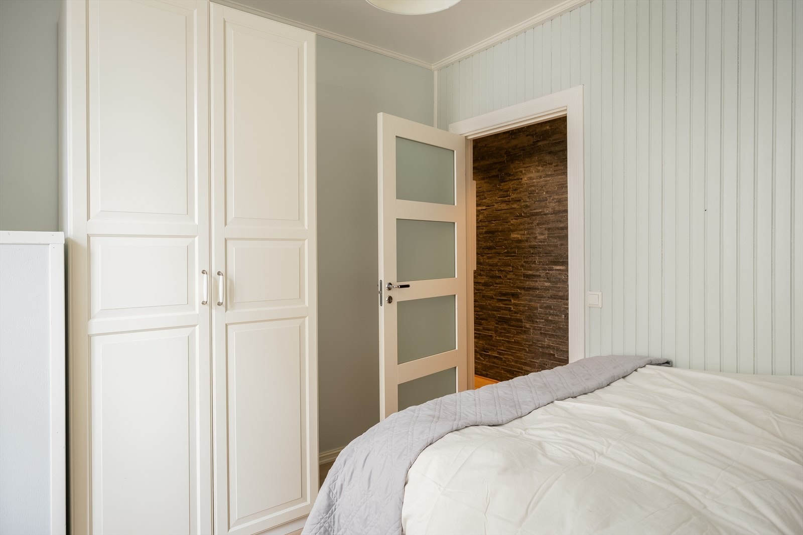 Her er det plass til seng og garderobeskap. Galleribilde