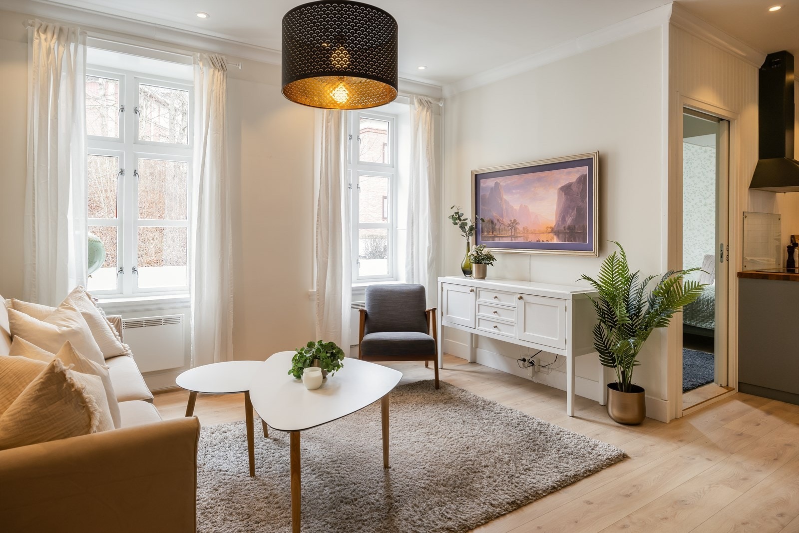 Leiligheten byr blant annet på en delvis åpen stue- og kjøkkenløsning på hele 25 m² med flere møbleringsmuligheter. Galleribilde