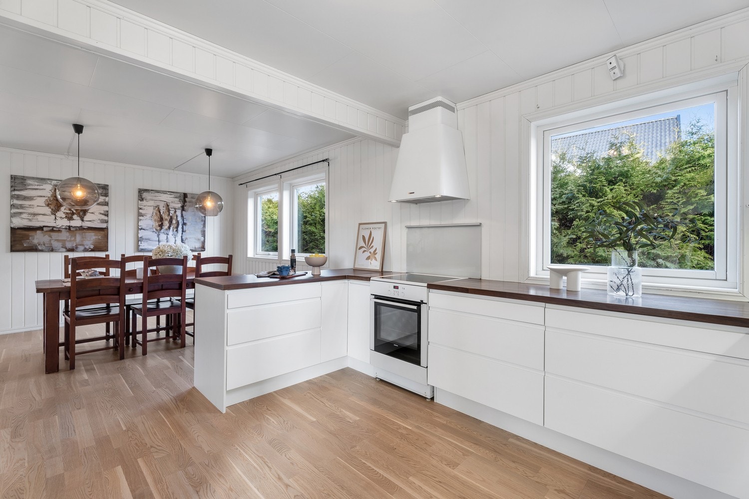 Kjøkkenet har en åpen løsning med kjøkkenøy. Galleribilde