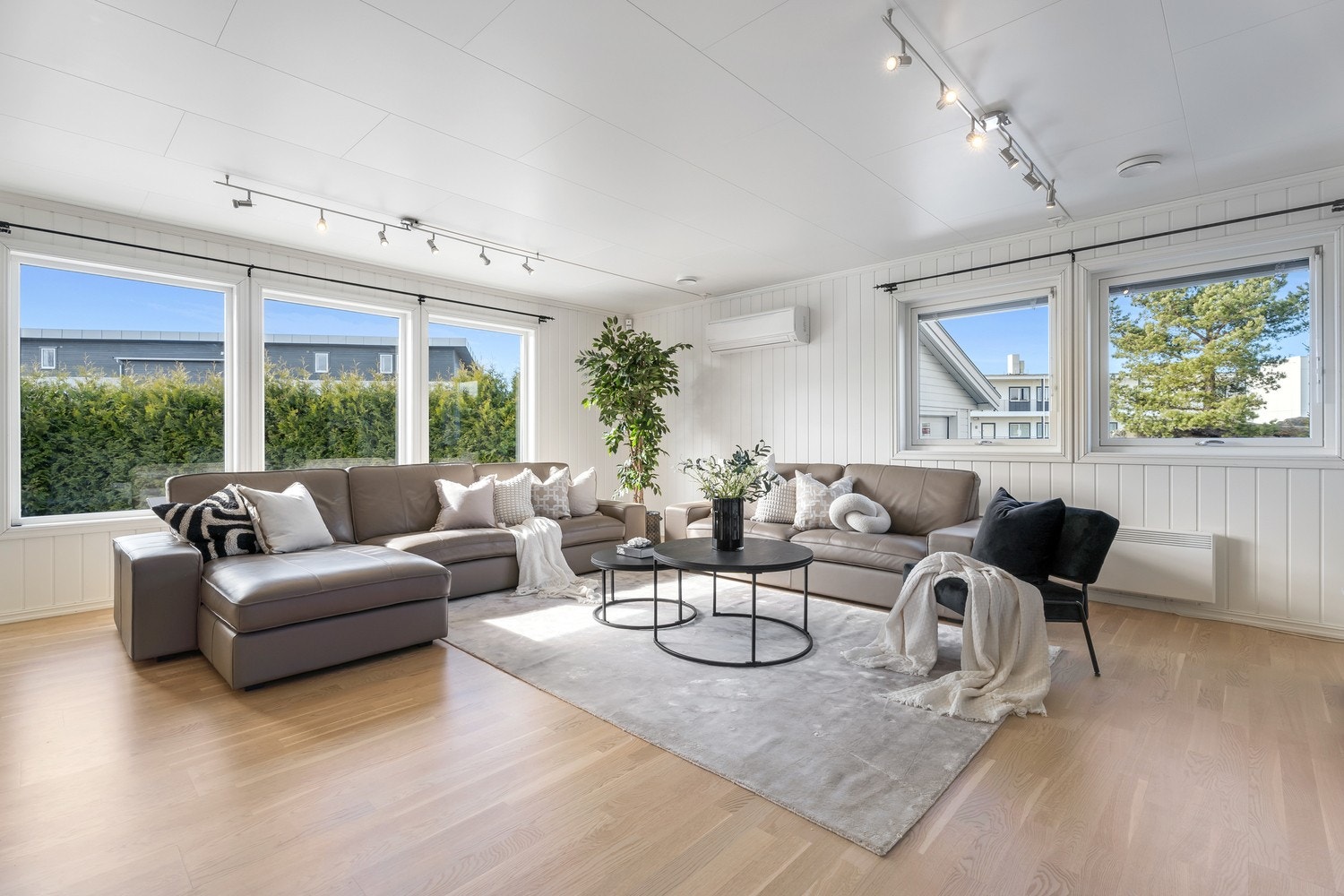 Marius Balto V/DNB Eiendom har gleden av å presentere Bråtengrenda 15 - en stor og velholdt enebolig over to plan med fire soverom og to stuer i meget barnevennlig område! Boligene har skjermet og solrik uteplass. Galleribilde