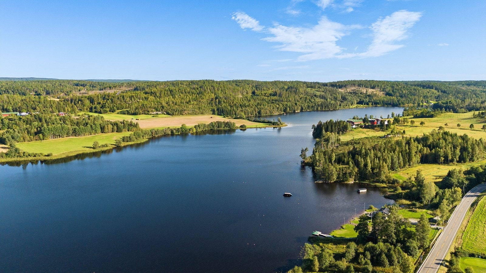 Mjærvann har fine fiskemuligheter og har et stort vannsportsanlegg. Galleribilde