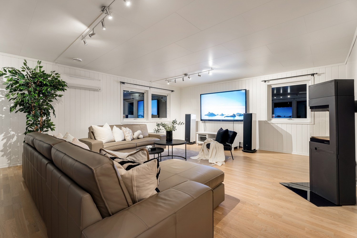 Stuen har også en praktisk peisovn for de litt kjøligere dagene. Denne er med på å skape en fin og lun stemning. Galleribilde