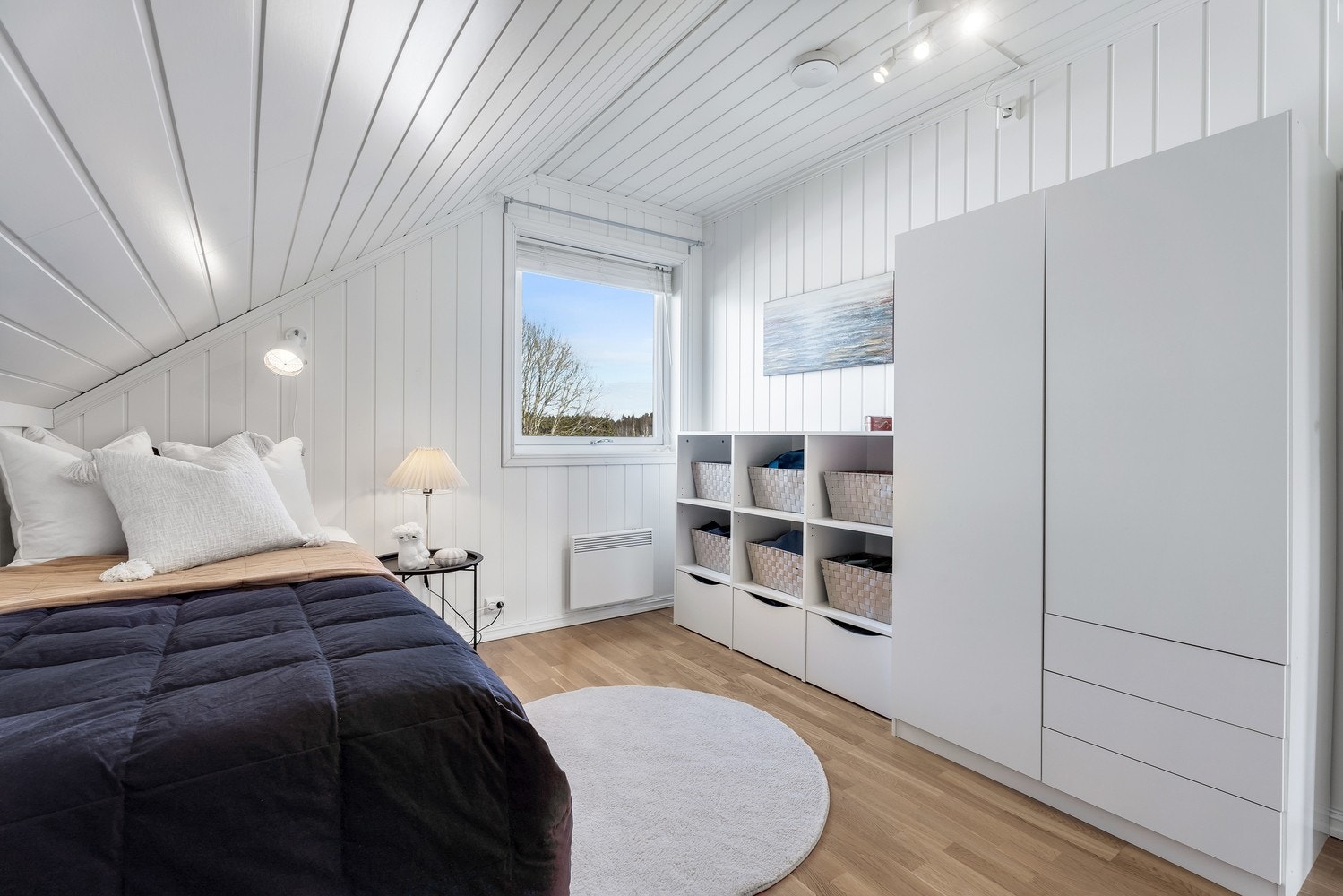 Fint soverom med god plass til både seng og tilhørende møblement. Her er det også praktisk garderobeskap til oppbevaring og klær! Galleribilde