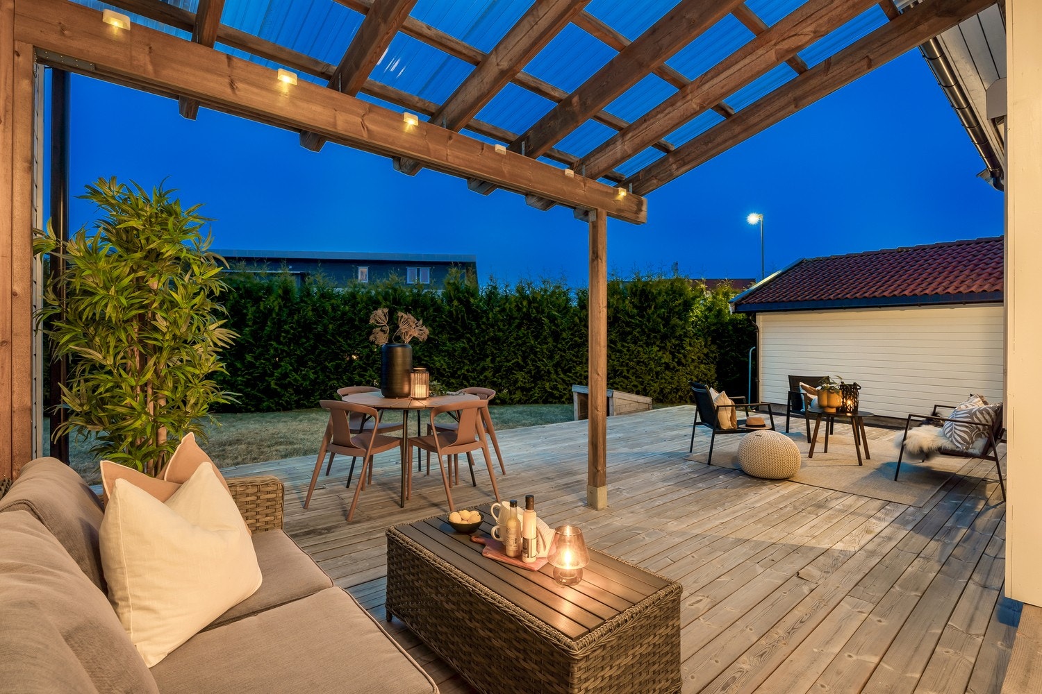 Stor, skjermet og solrik terrasseplatting med mulighet for både lounge, spisebord og solsenger! Galleribilde