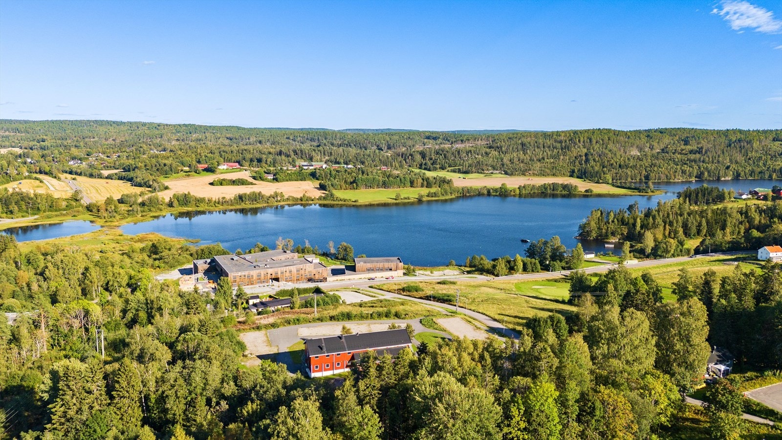 Det er gangavstand til flere barnehager, samt barne - og ungdomsskole. Galleribilde