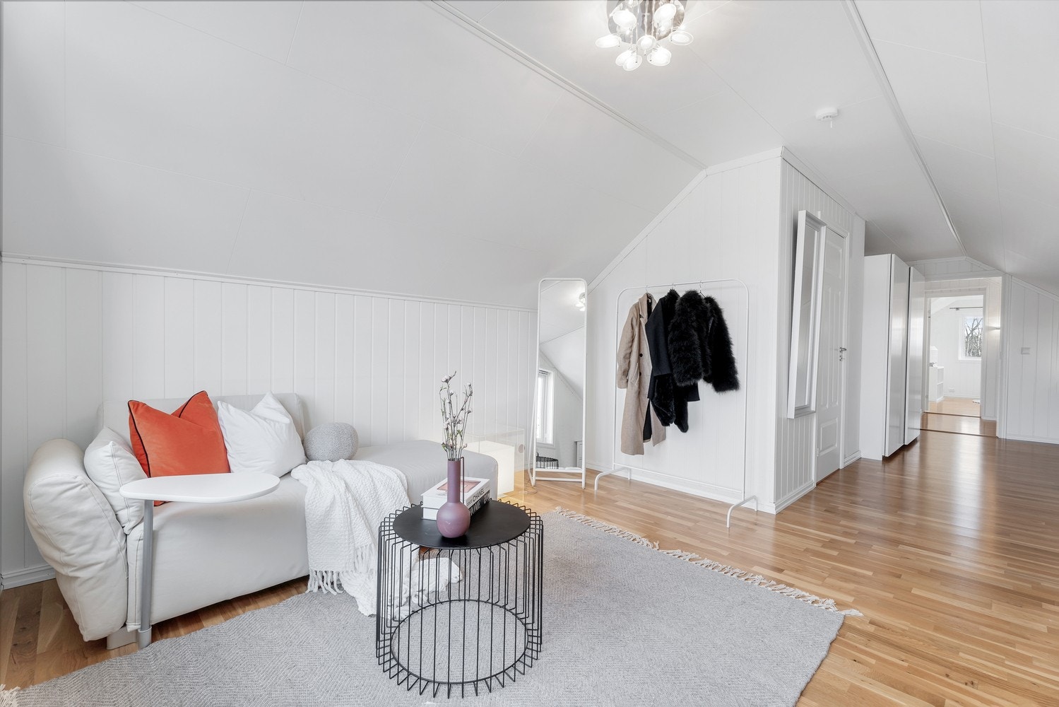 Det innredede rommet i 2. etasje er søkt og godkjent som bod, men dagens eier har innredet det. Galleribilde