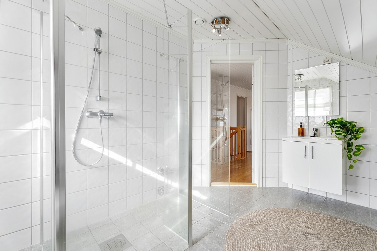 Boligens andre baderom er i 2. etasje. Badet er fra byggeåret 2008. Badet er flislagt med gulvvarme. Rommet har baderomsinnredning med heldekkende servant og underskap med dører, frittstående toalett og dusjhjørne m/ dusjvegger i herdet glass. Galleribilde