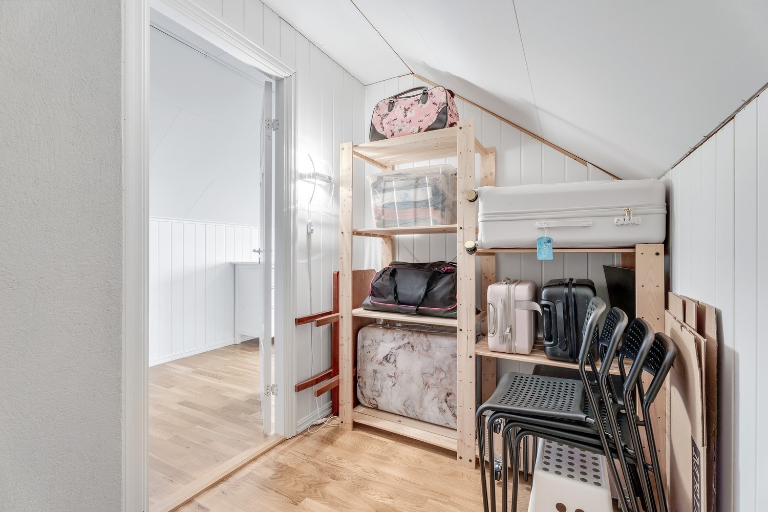 Praktisk bod til oppbevaring. Det mangler virkelig ikke på oppbevaringsplass i denne boligen! Galleribilde