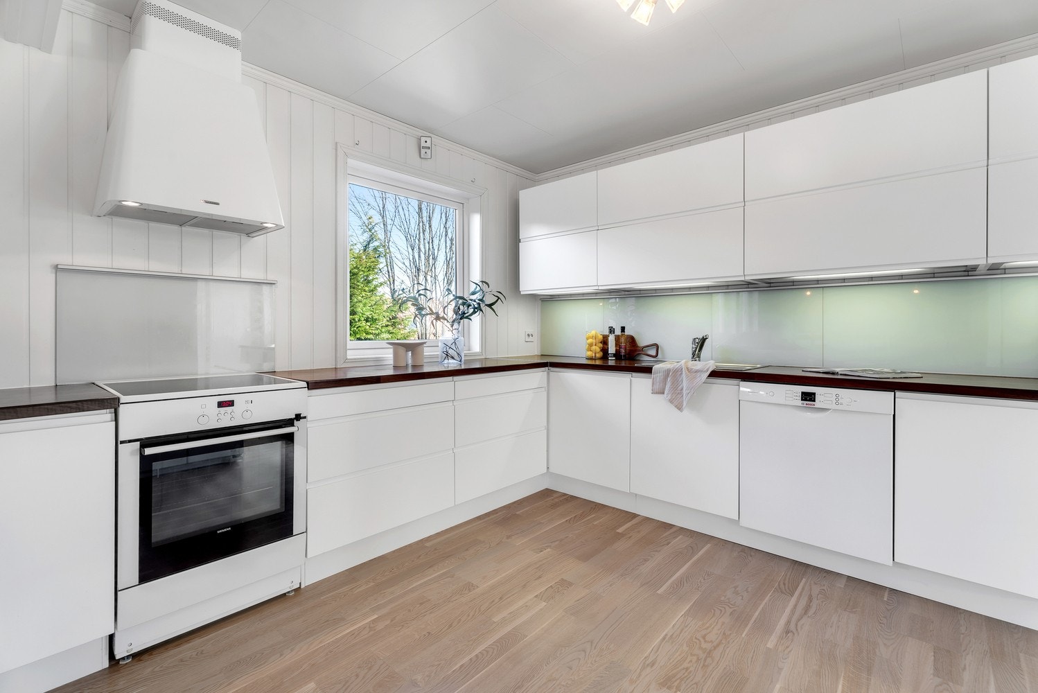 Kjøkkeninnredning fra byggeåret 2008 av merket Ikea. Innredningen har lyse profilerte fronter, laminerte benkeplater med nedfelt oppvaskkum i rustfritt stål og ett-greps vannkran. Det er et stort kjøkken med rikelig av både skap og benkeplass. Galleribilde