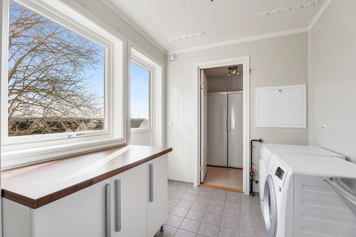 Boligen har et veldig praktisk separat vaskerom fra byggeåret. Vaskerommet er flislagt med varmekabler. Rommet har innredning bestående av benke skap, høyskap, varmtvannsbereder, skyllekar, tappekran og avløp for vaskemaskin. Galleribilde