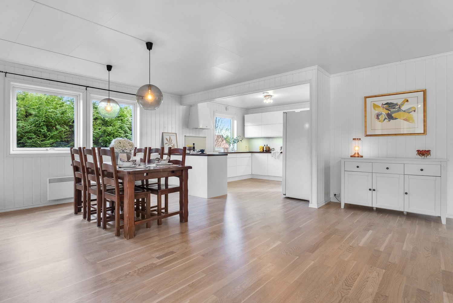 Det er også en naturlig spise sone i tilknytning til kjøkkenet. Her er det god plass til en stor spisegruppe. Her kan du nyte mange gode måltid med både nære og kjære! Galleribilde