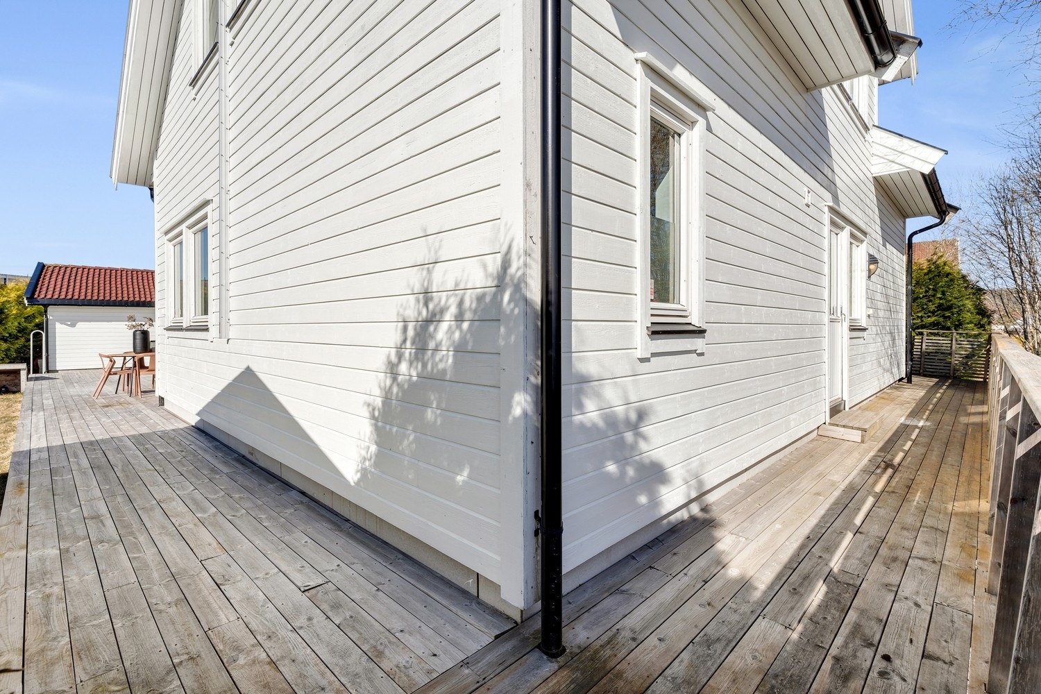 Det er en stor terrasseplatting på ca. 76 kvm. med adkomst fra både vaskerom og hall. Plattingen er orientert mot sydvest og sydøst. Galleribilde