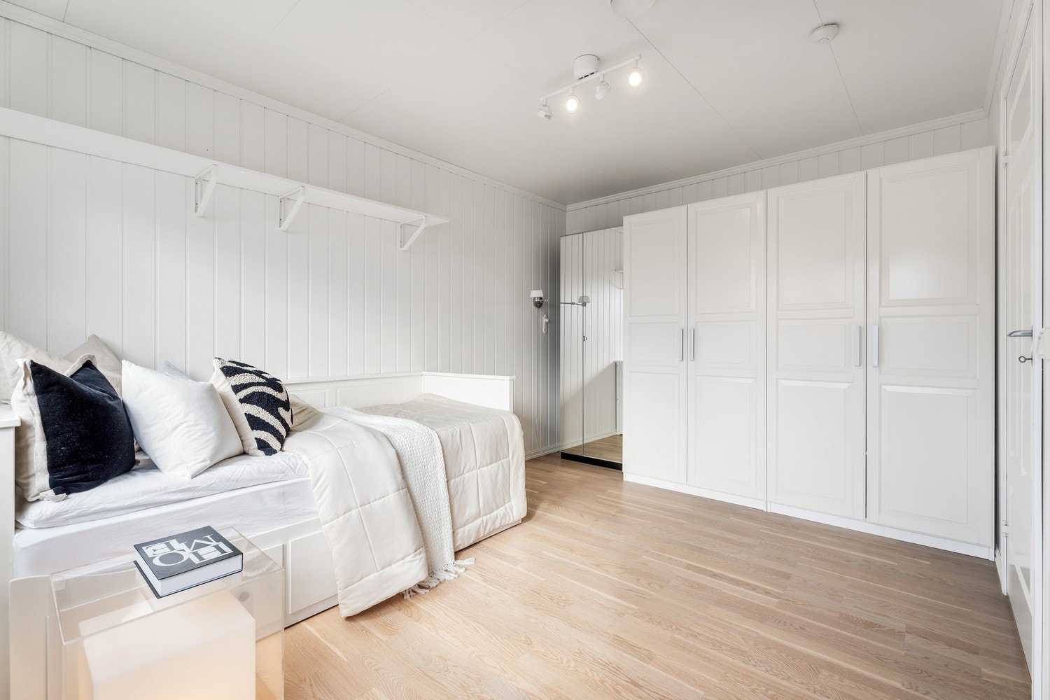 Det er ett soverom beliggende i 1. etasje og de resterende finner du i 2. etasje. Soverommet i 1. etasje er av lyst og av god størrelse med plass til både seng og tilhørende møblement. Det er store garderobeskap til klær og oppbevaring. Galleribilde