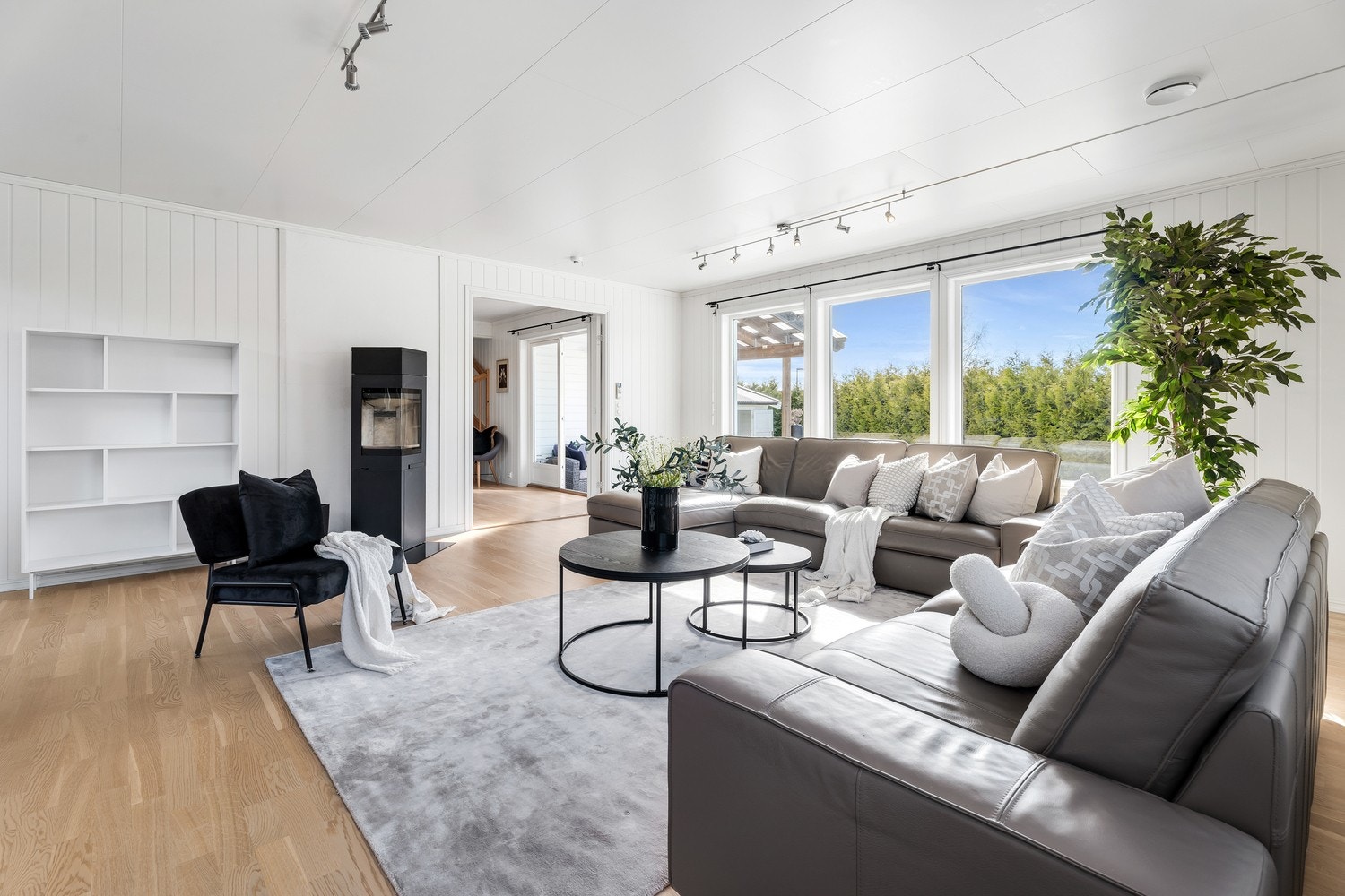 Det er god plass til en stor sofagruppe, så her kan hele familien fint samles. Galleribilde