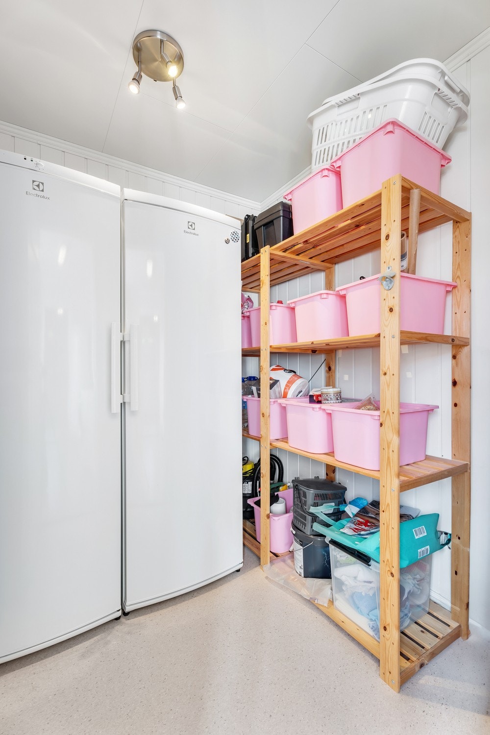 Innenfor vaskerommet er det en praktisk bod til oppbevaring. Galleribilde