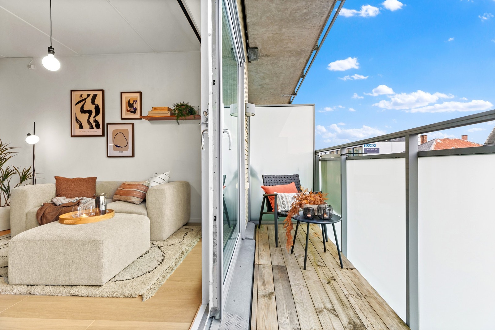 Fra stuen har vi utgang via en stor skyvedør til en hyggelig balkong på ca. 4 m²! Galleribilde