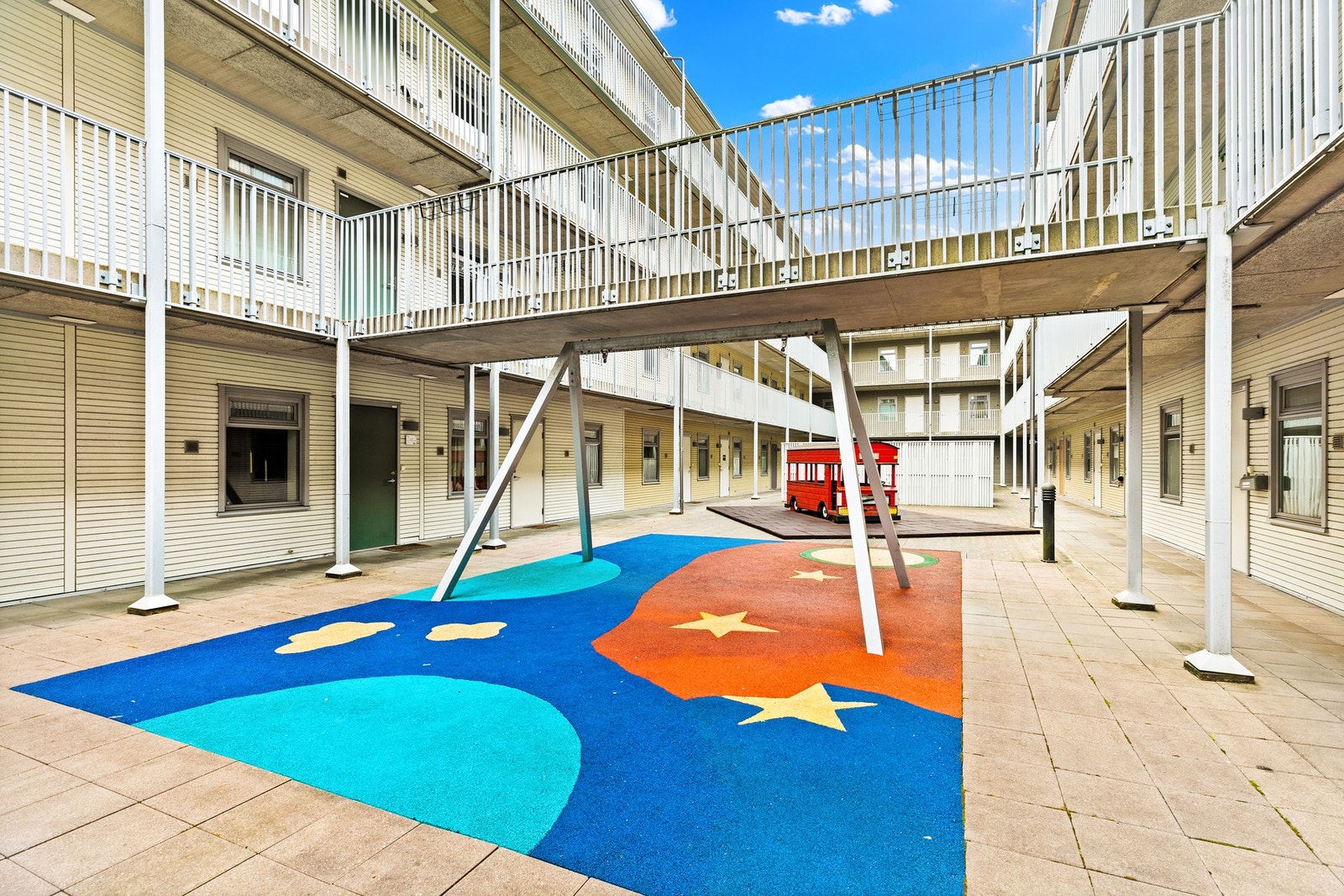 Nærområdet byr blant annet på fotballbane, lekeplass, skøytebane, svømmehall, akebakker, hesteridning, skaterampe og flere treningssentre med mer. Galleribilde