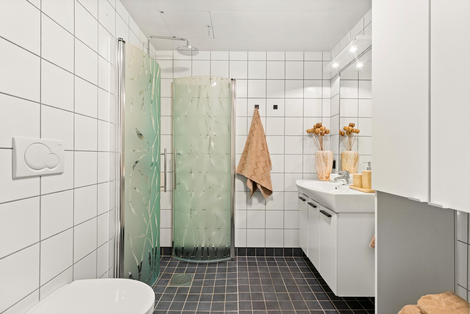 Baderommet er lyst og delikat med flislagt gulv og vegger. Badet er fra 2010 (byggeår) og har elektrisk gulvvarme. Galleribilde