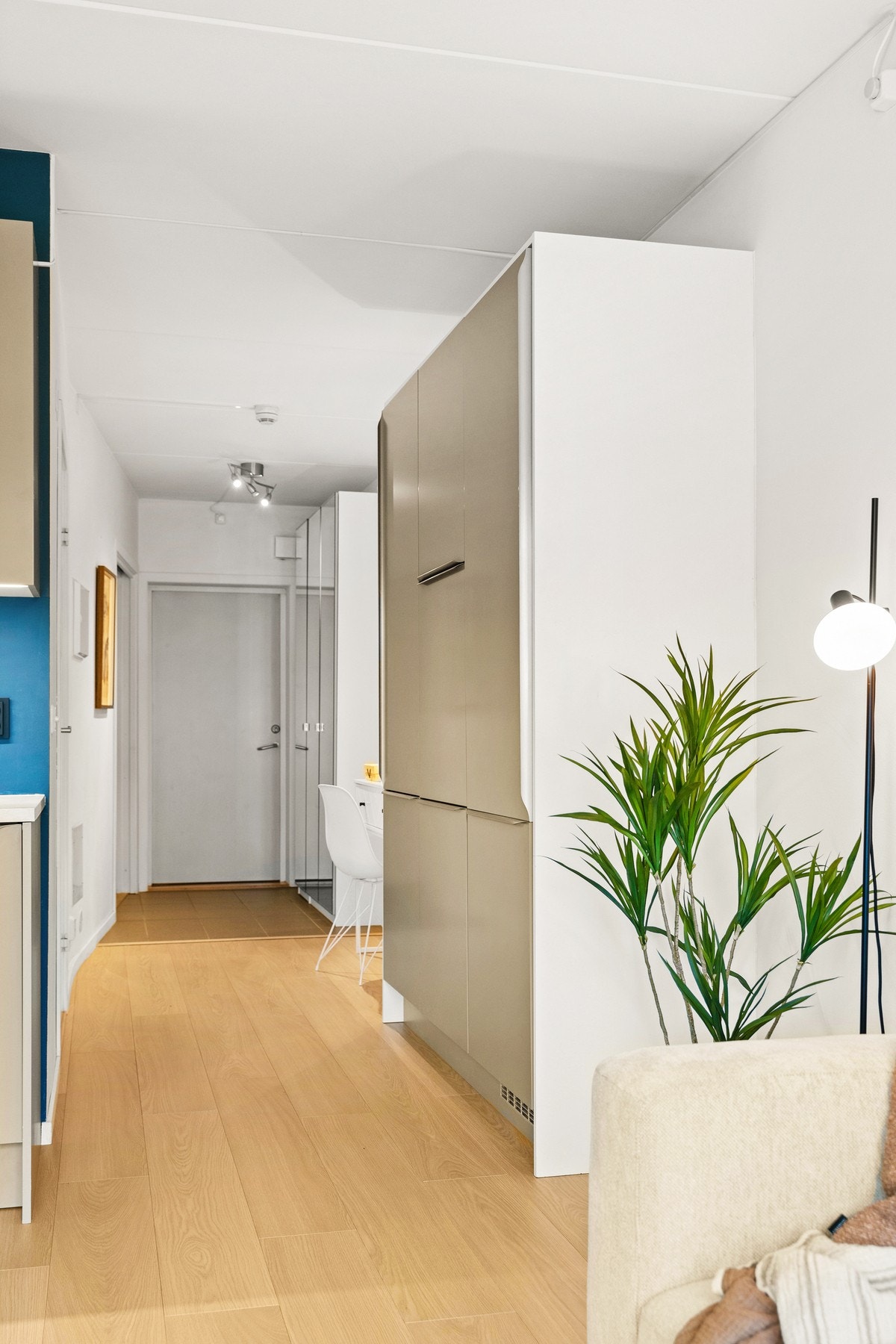Det er god plass for oppbevaring via garderobeskap, ellers god møbleringsplass. Det er inngang til soverommet fra entréen. Galleribilde