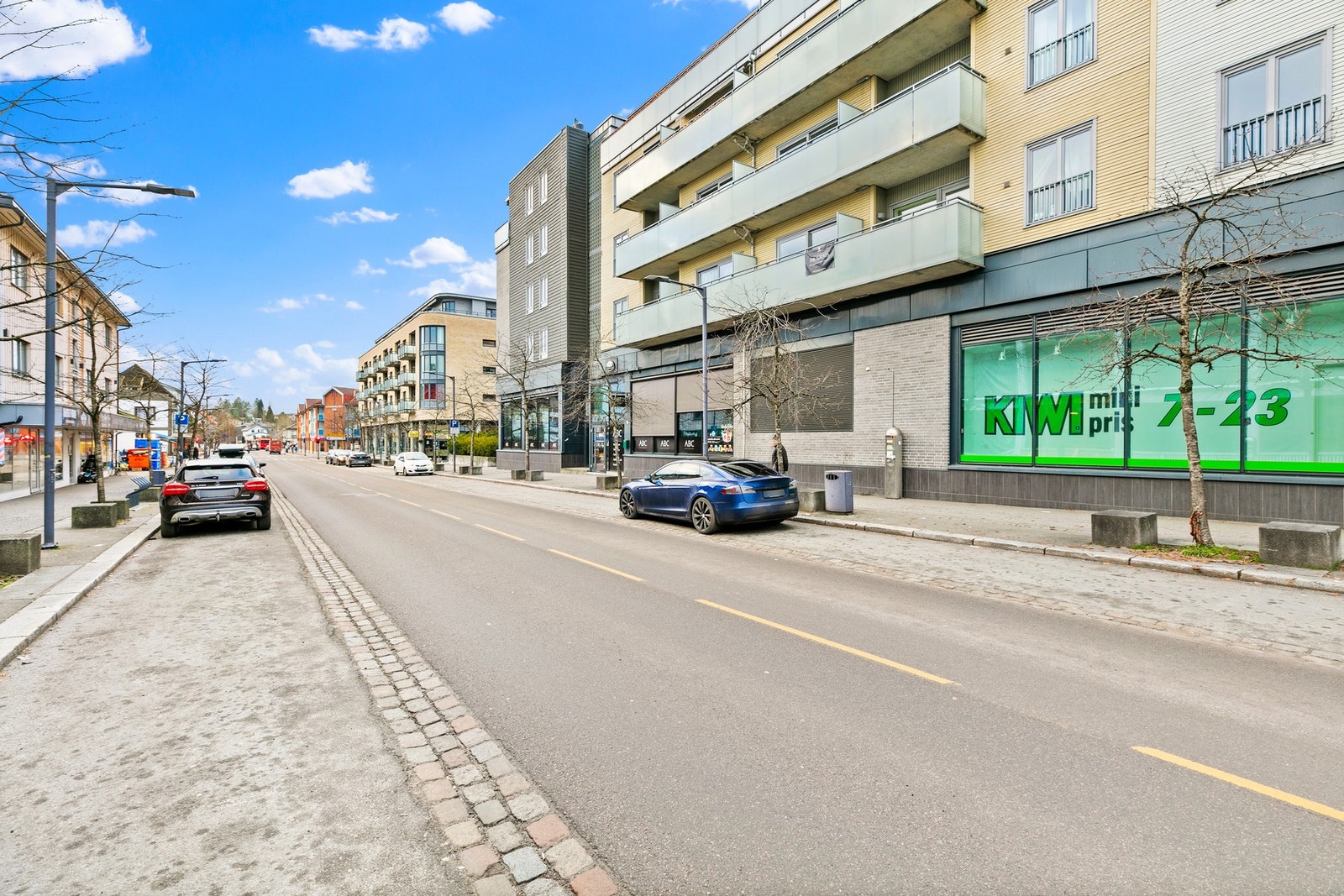 Strømmen har god til offentlig kommunikasjon og et rikt utvalg av servicetilbud, noe som gjør stedet til et attraktivt sted å bosette seg. Galleribilde