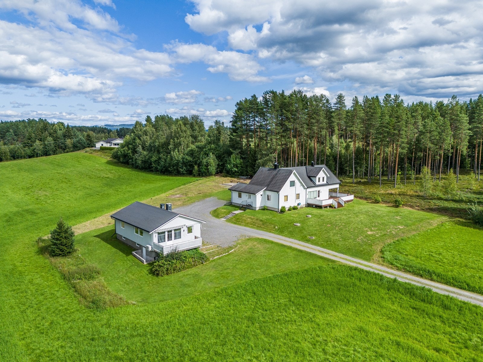 Sjarmerende eiendom i naturskjønne omgivelser med stor, solrik og usjenert tomt. 2 bolighus. Perfekt for storfamilien. Galleribilde