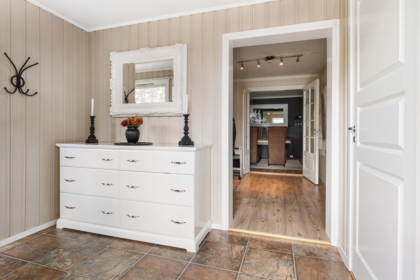 Lyst og innbydende inngangsparti/hall med stor garderobeplass. Galleribilde