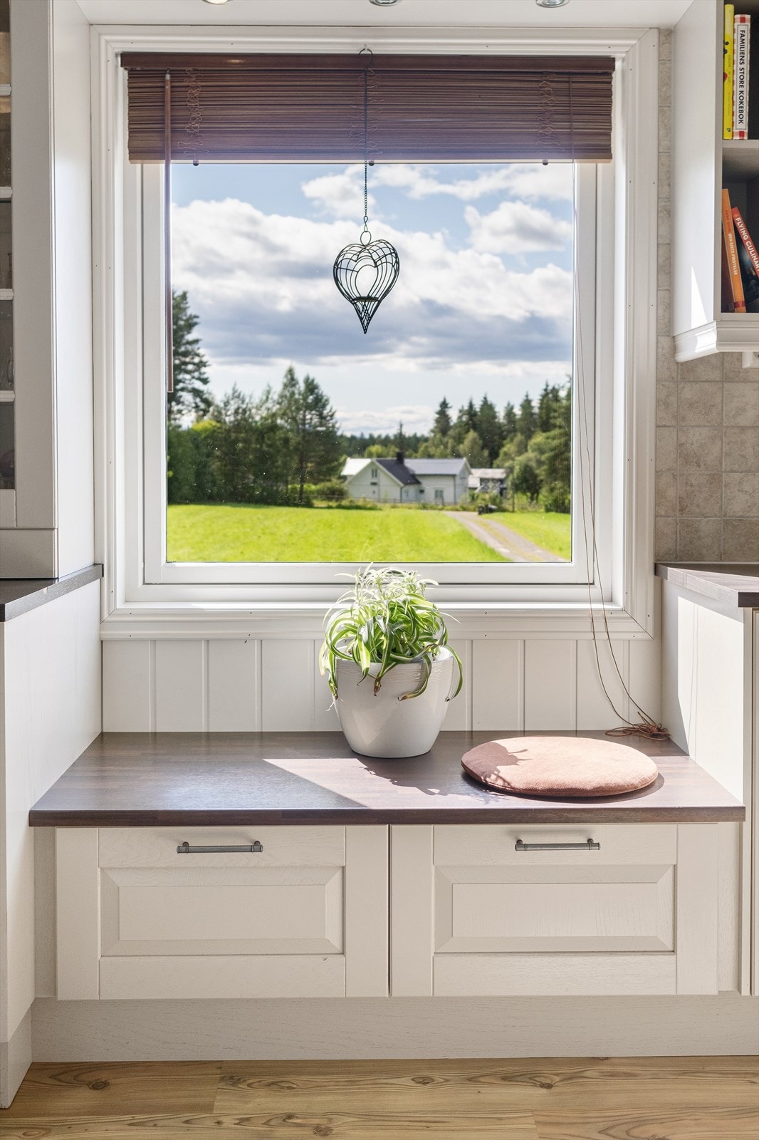 Koselig kjøkkenkrok med utsikt over frodig landskap. Store vinduer slipper inn mye naturlig lys. Perfekt sted for avslapning. Galleribilde