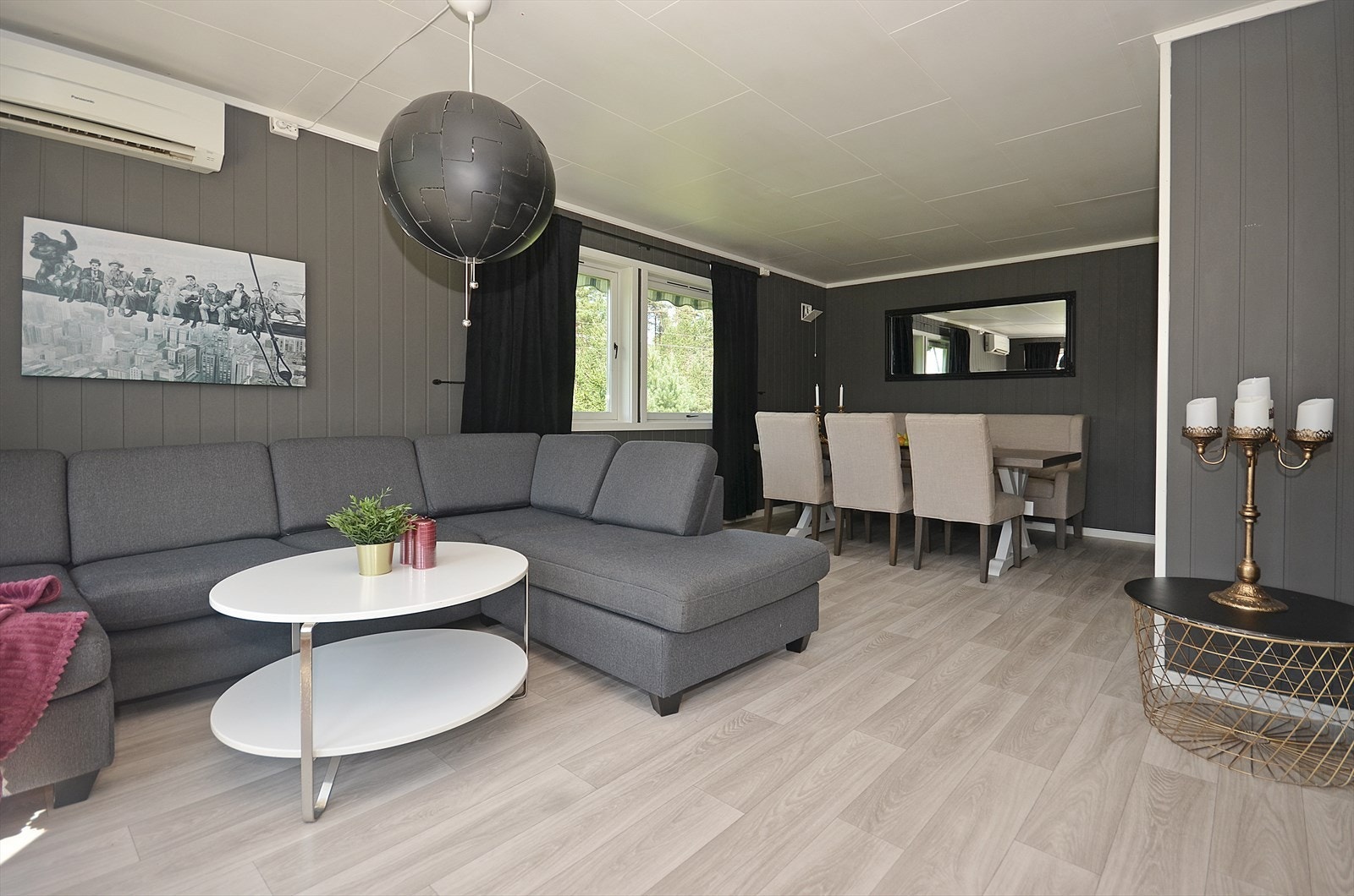 Stor stue med spisestuedel. Galleribilde