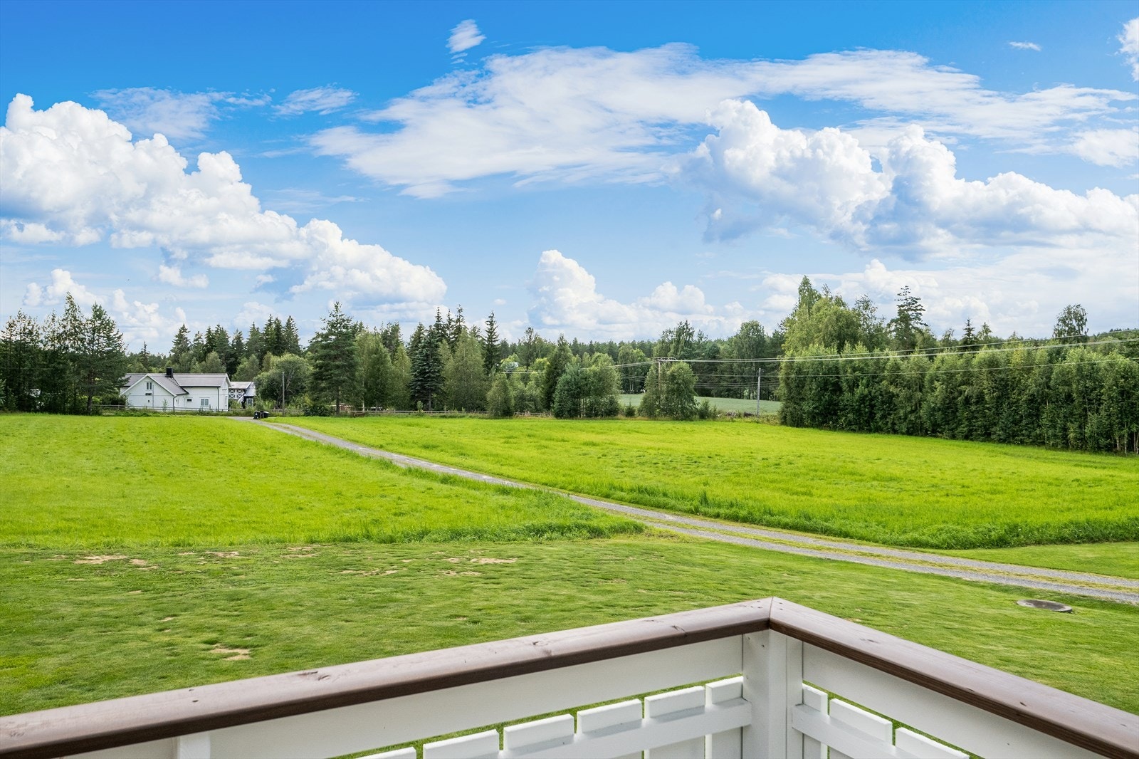 Nydelig utsikt over grønne marker og blå himmel. Fredelig beliggenhet med naturskjønne omgivelser. Perfekt for naturentusiaster! Galleribilde