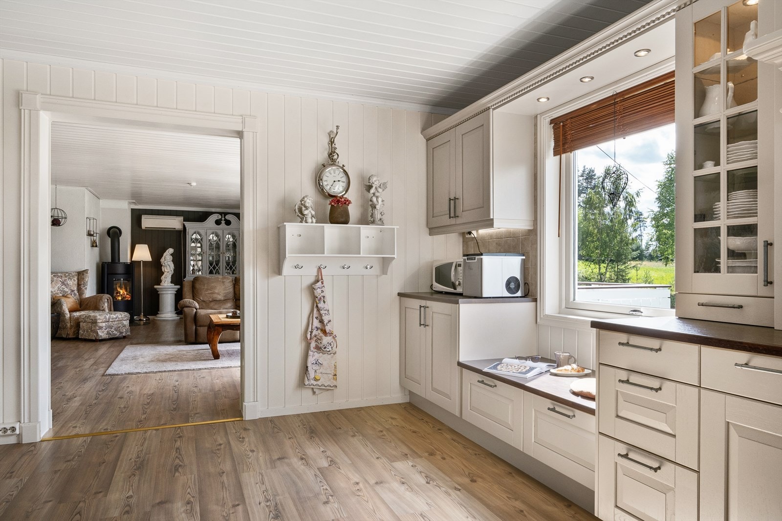 Fra stuen kommer man inn i et stort, innholdsrikt og moderne kjøkken. Galleribilde