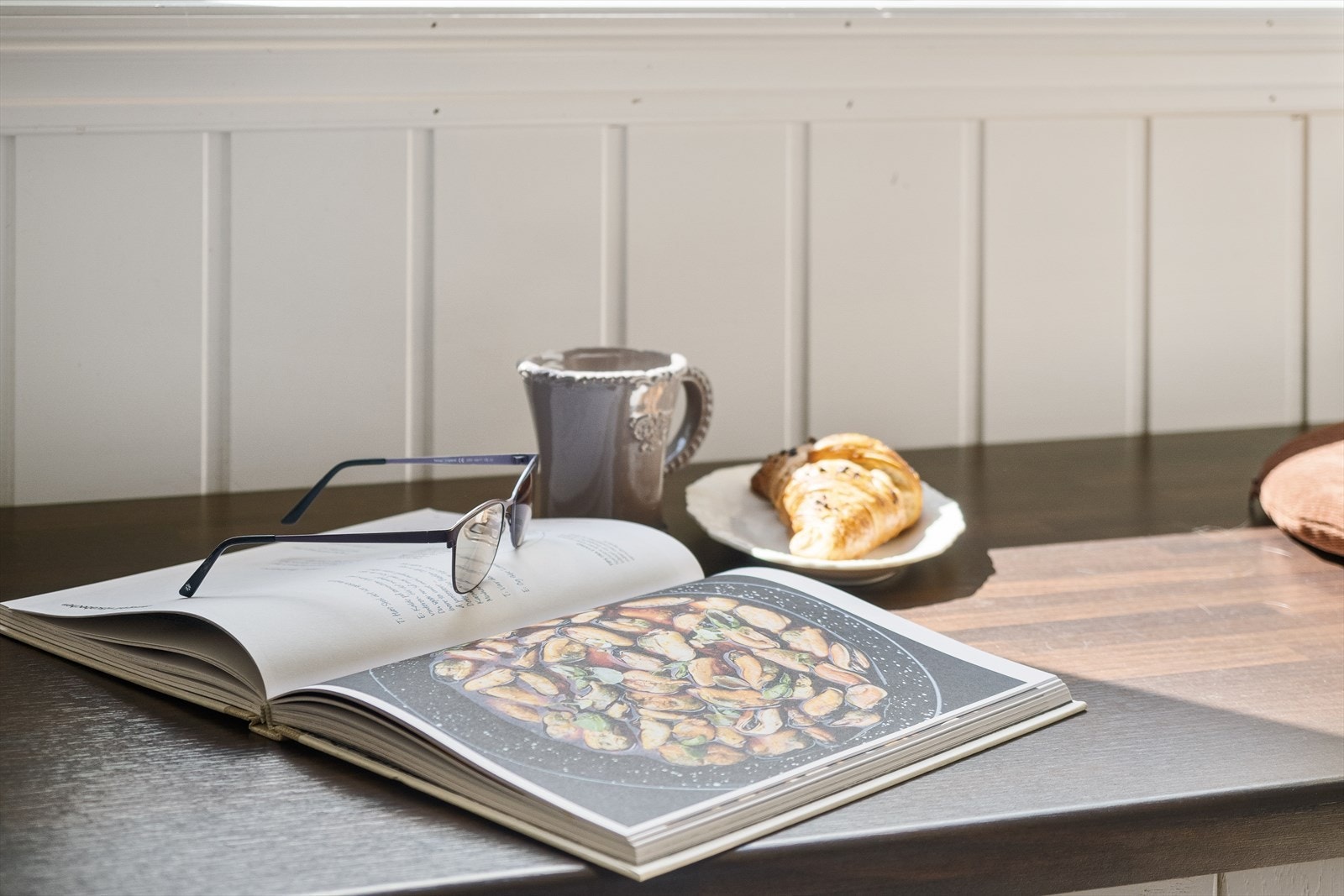 Nyt morgenstunden med en kopp kaffe og en god bok i ditt nye hjem. Perfekt for rolige stunder. Galleribilde