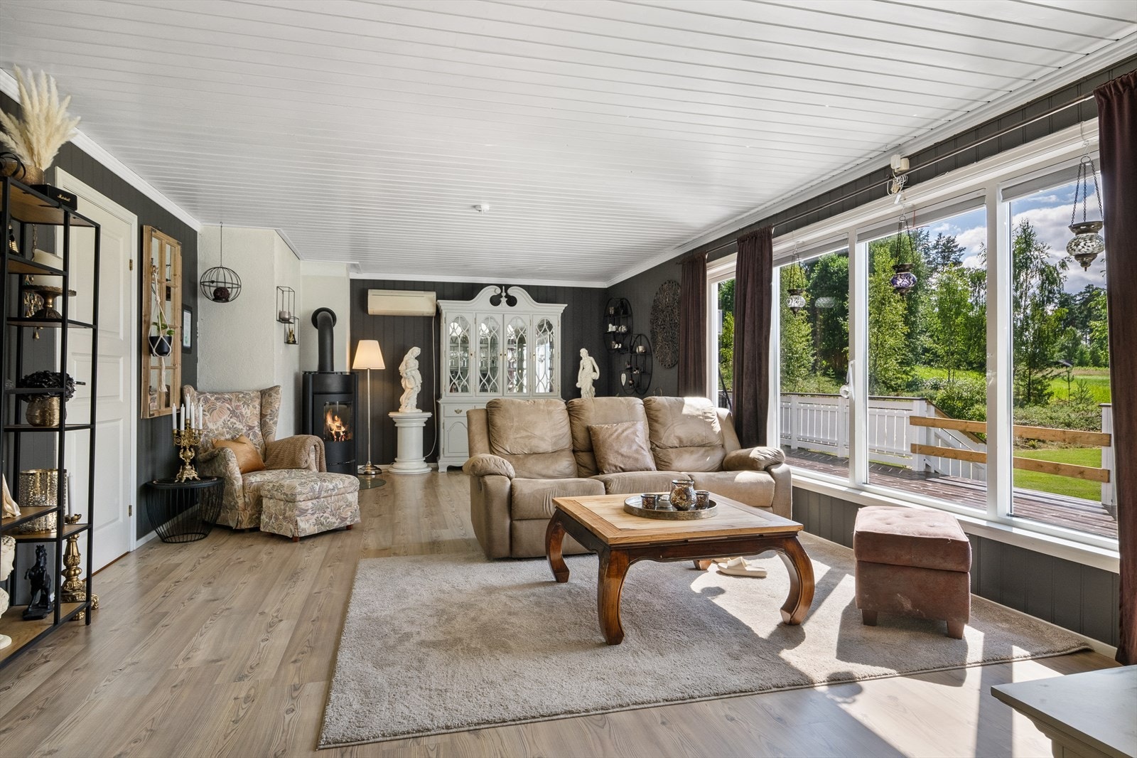 Nydelig, romslig stue med store lysflater og peisovn. Galleribilde