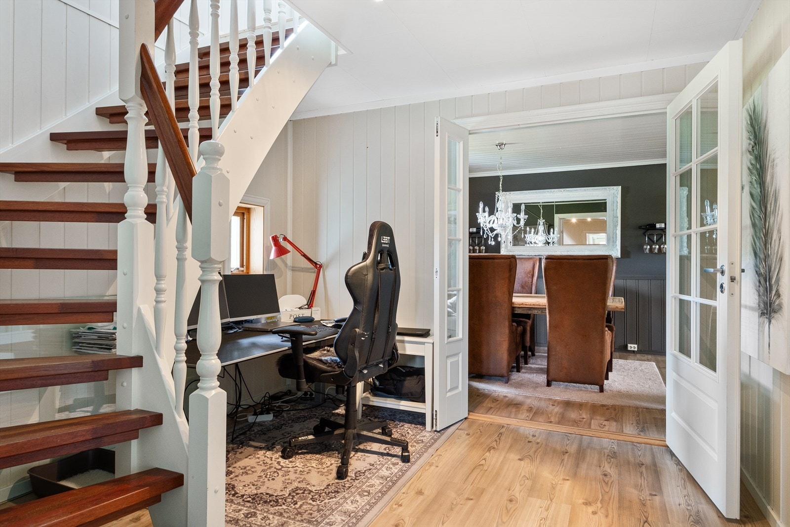 Kontorplass i hallen og trapp til 2.etg. Galleribilde