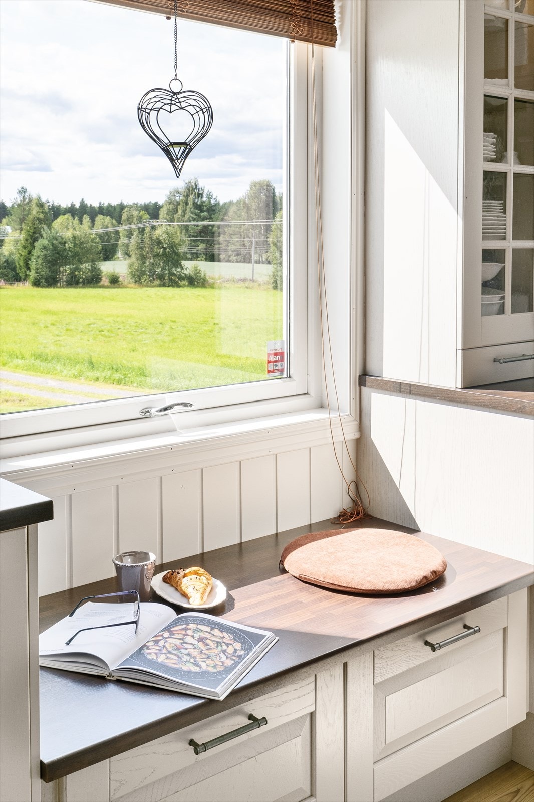Fra kjøkkenet er det idyllisk utsikt over grønne omgivelser. Perfekt sted å nyte en rolig morgenstund med god bok og kaffe. Galleribilde