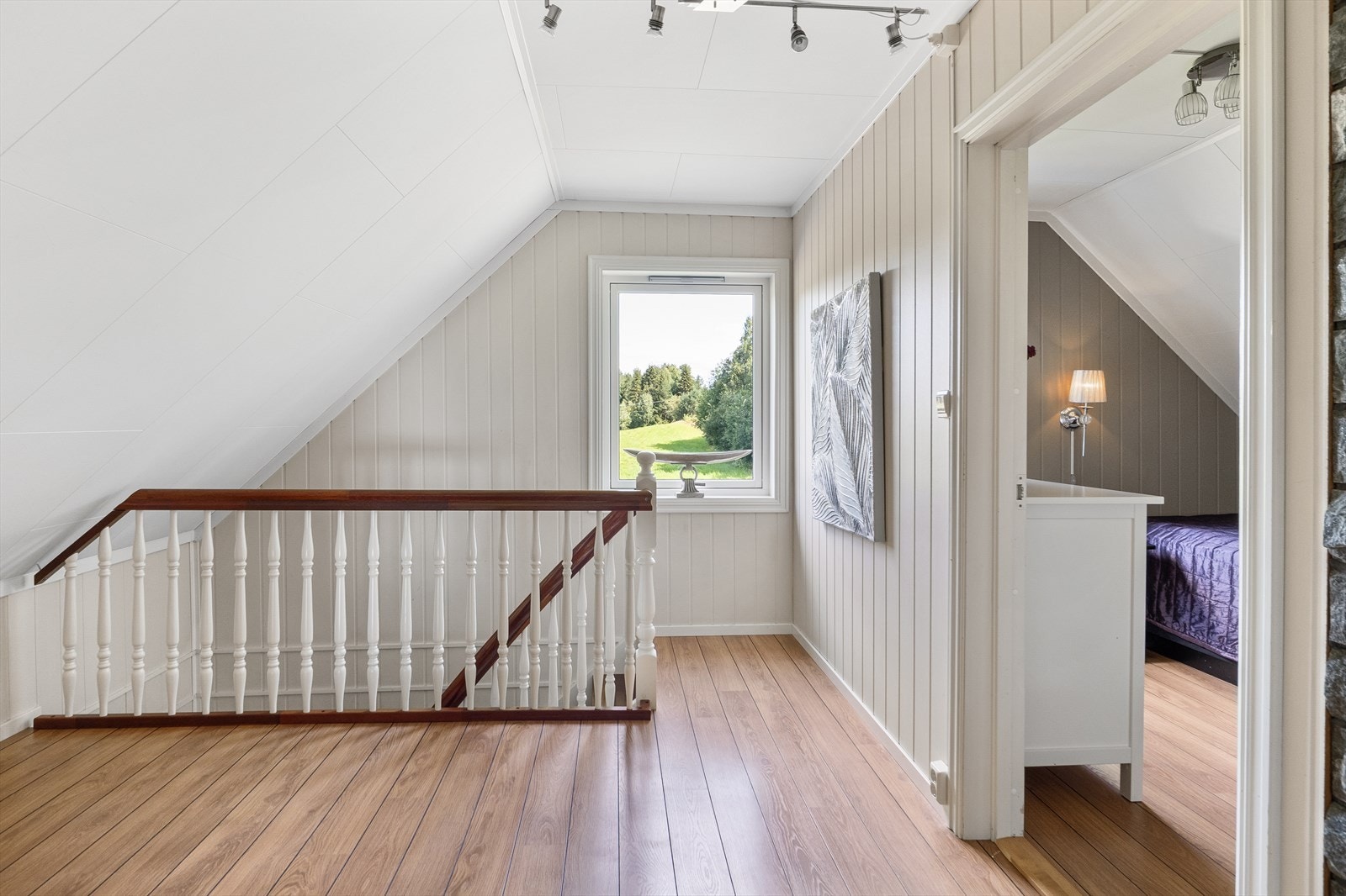 Lys og innbydende hall i 2. etg. med flott utsikt. Perfekt som et ekstra oppholdsrom. Galleribilde