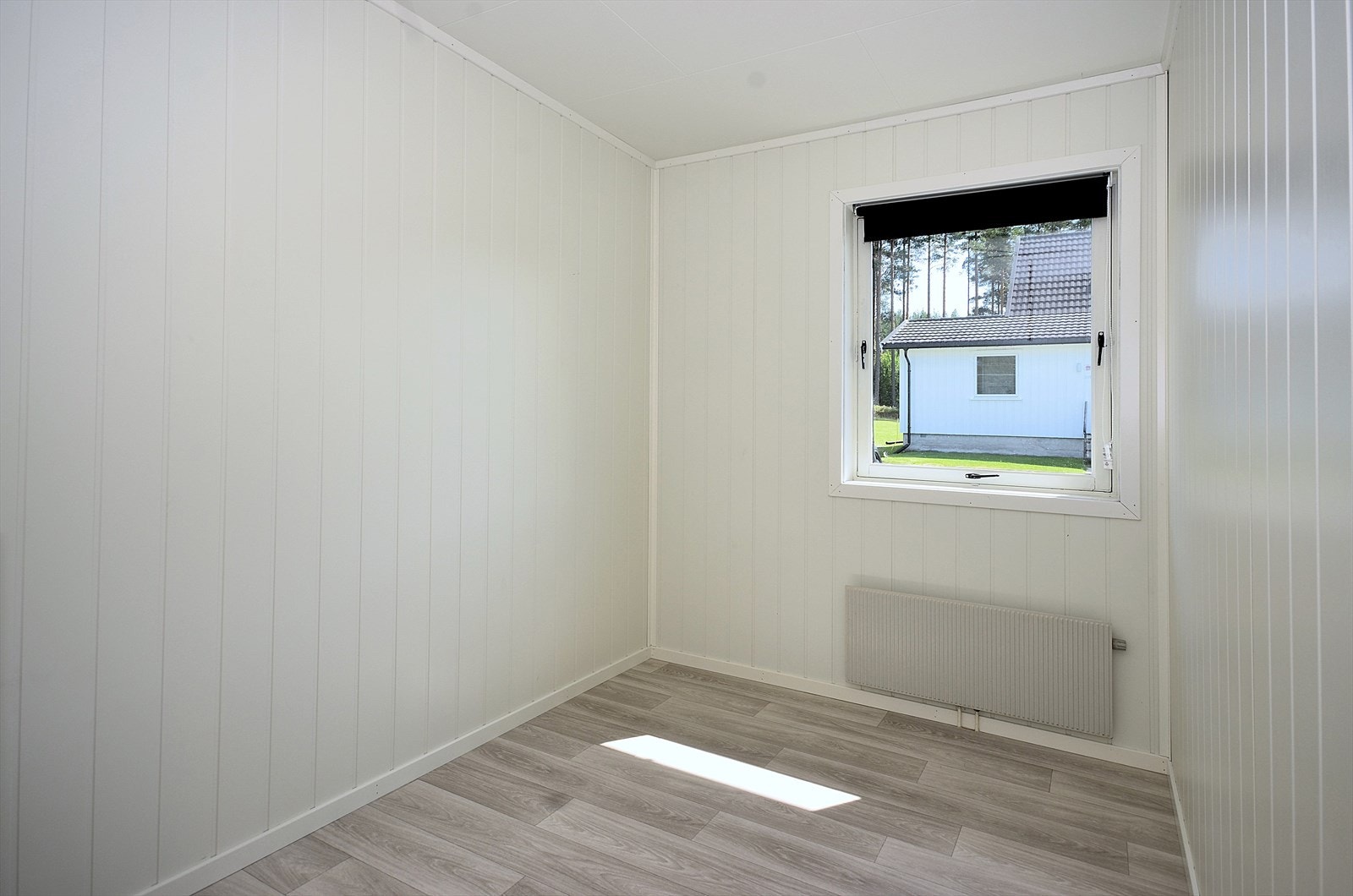 Lyst og innbydende soverom med plass til garderobeskap. Galleribilde