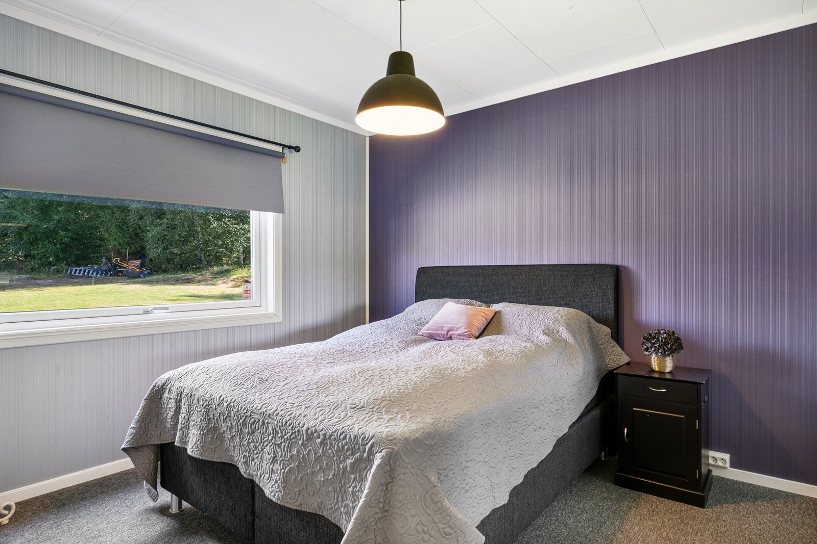 Stort soverom med flott utsikt mot hagen. Plass til garderobeskap. Galleribilde