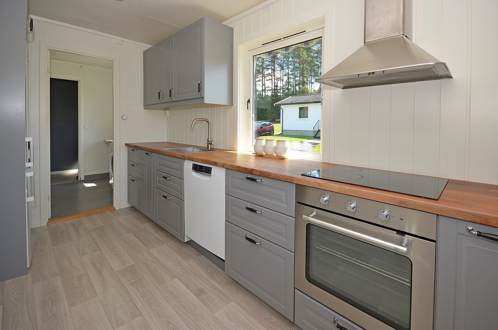 Lys og moderne kjøkkenløsning med integrerte hvitevarer og godt med benkeplass. Perfekt for matlaging og sosiale sammenkomster. Galleribilde