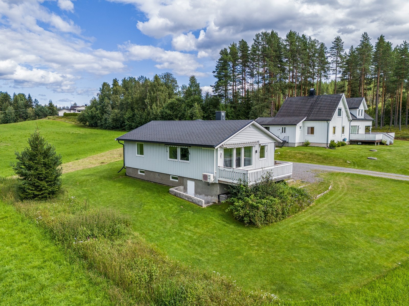 Boligen har stor terrasse og inn- og utvendig adkomst til kjeller. Galleribilde