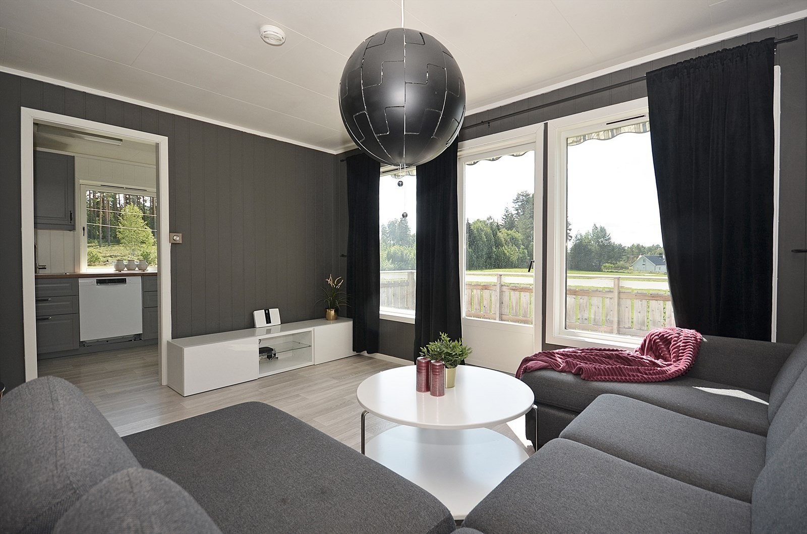 Fra stuen er det utgang til den store terrassen og hagen. Galleribilde