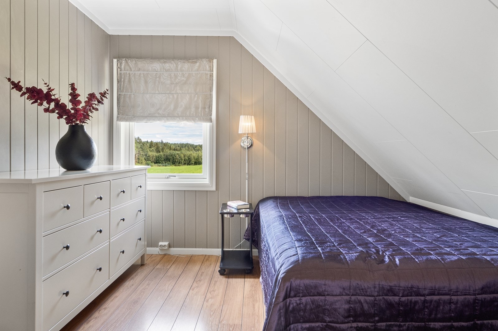 Soverom i 2 etg. med vakker utsikt mot naturen. Perfekt for avslapning og gode netter. Galleribilde