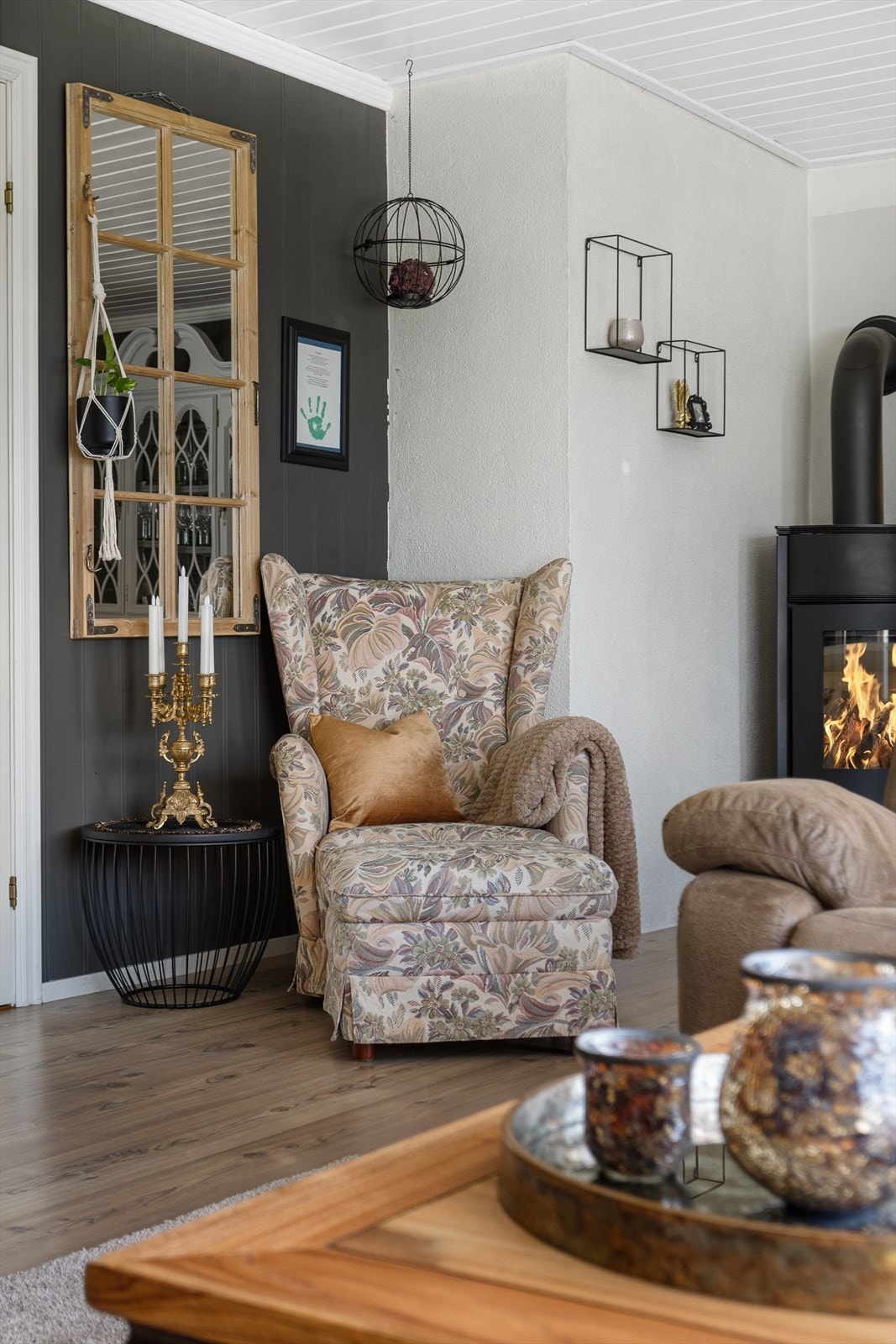 Lun og koselig stue med peisovn, ideell for avslapning og hyggelige stunder. Moderne og stilfullt design. Galleribilde