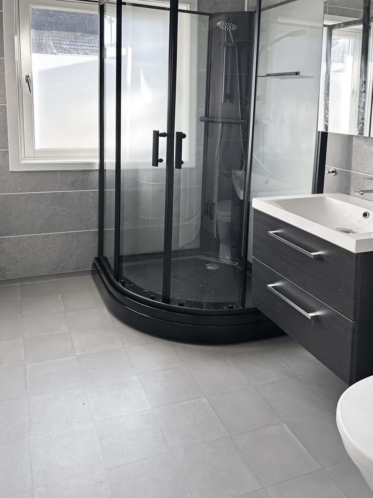 Bad med nytt kabinett. Galleribilde