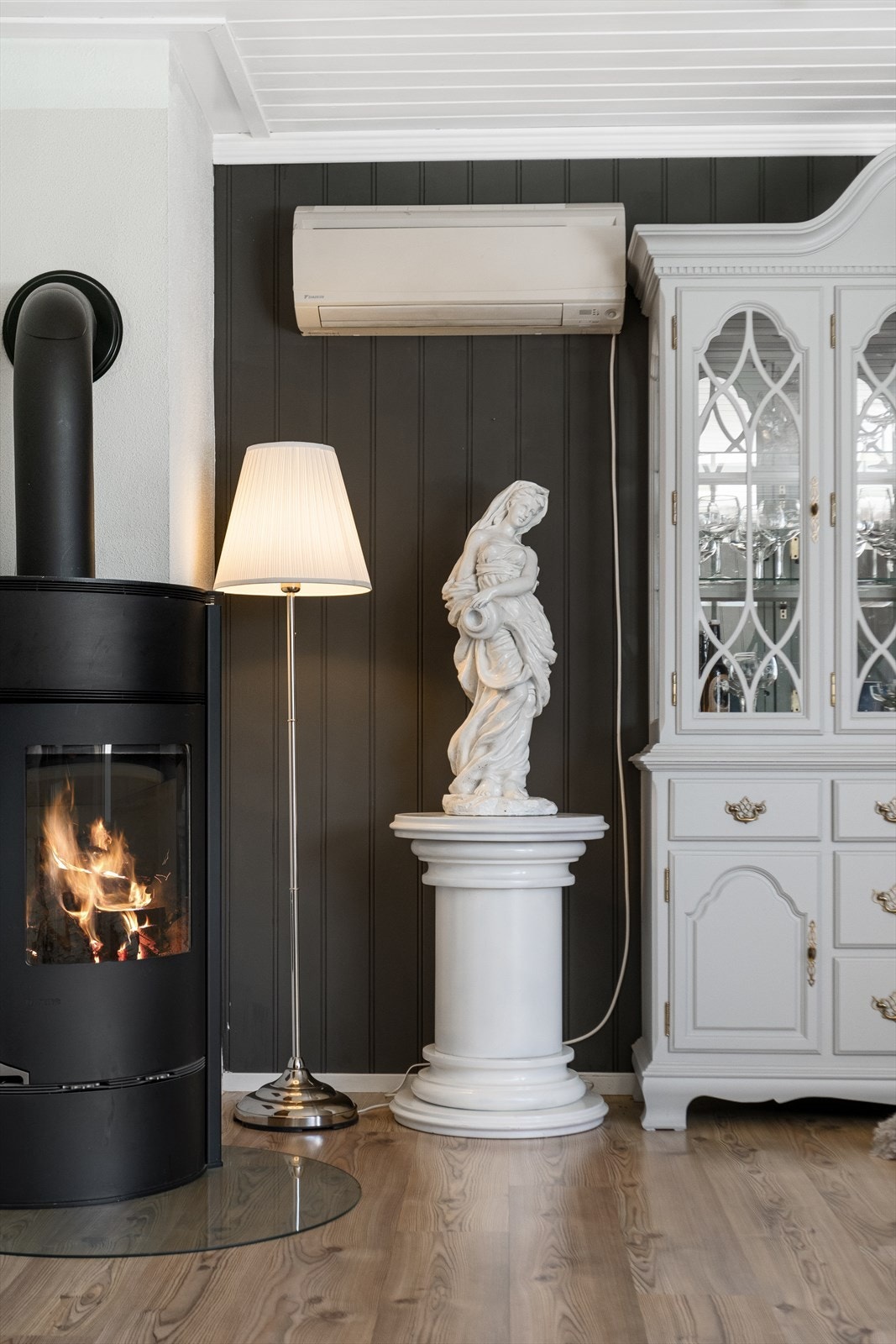 Stuen har plass til flere sittegrupper og fin peisovn. Galleribilde