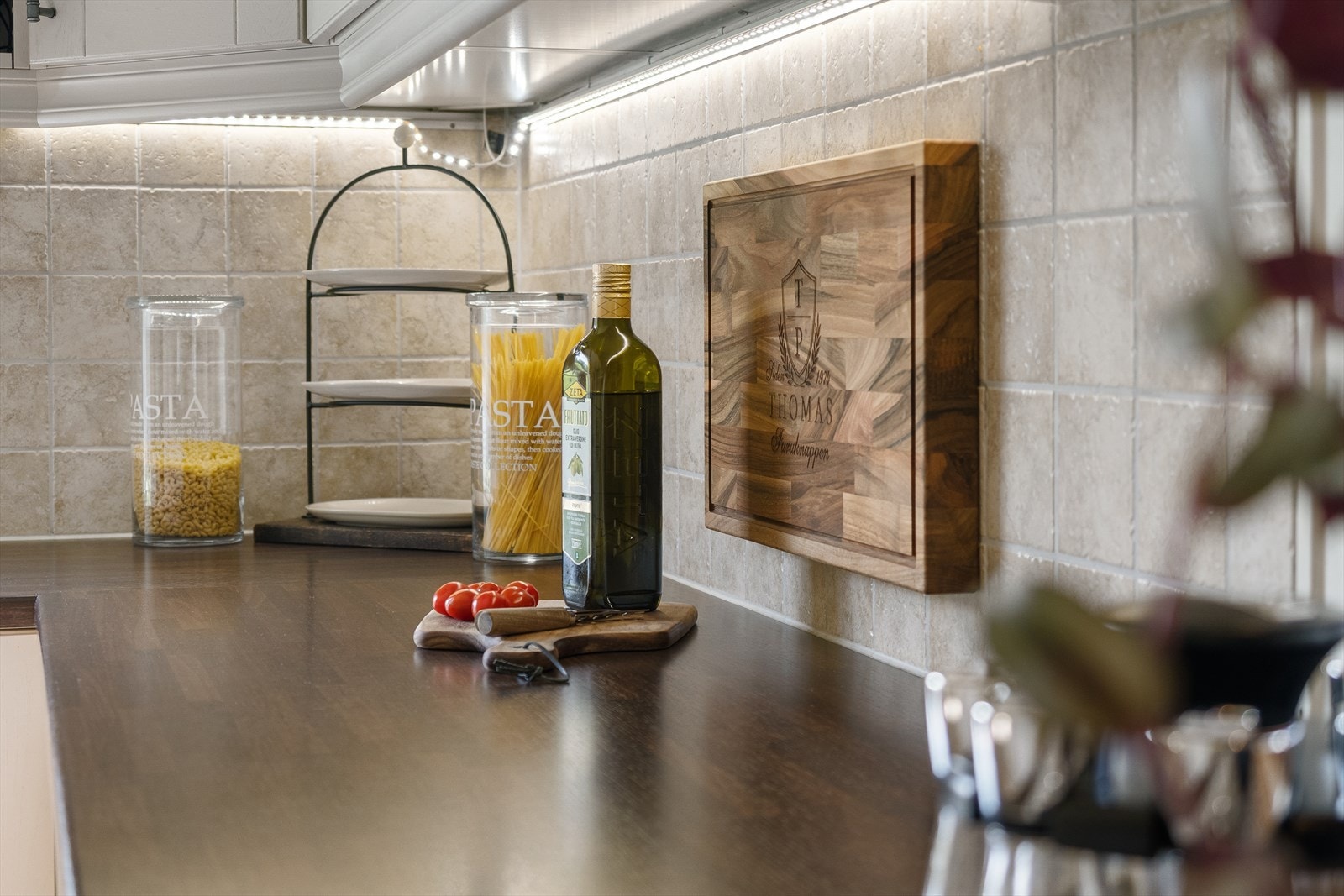 Moderne kjøkken med stilfull benkeplate og praktisk belysning, ideelt for matlaging og hyggelige stunder. Galleribilde