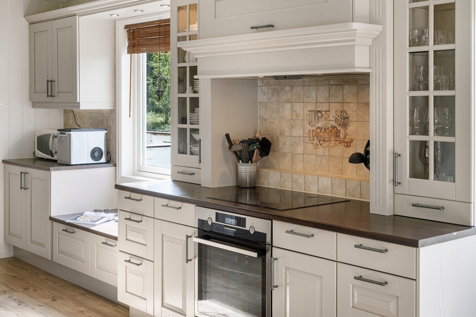 Moderne kjøkken med integrerte hvitevarer, god skapplass og stilrent design. Perfekt for matlaging og sosiale sammenkomster. Galleribilde