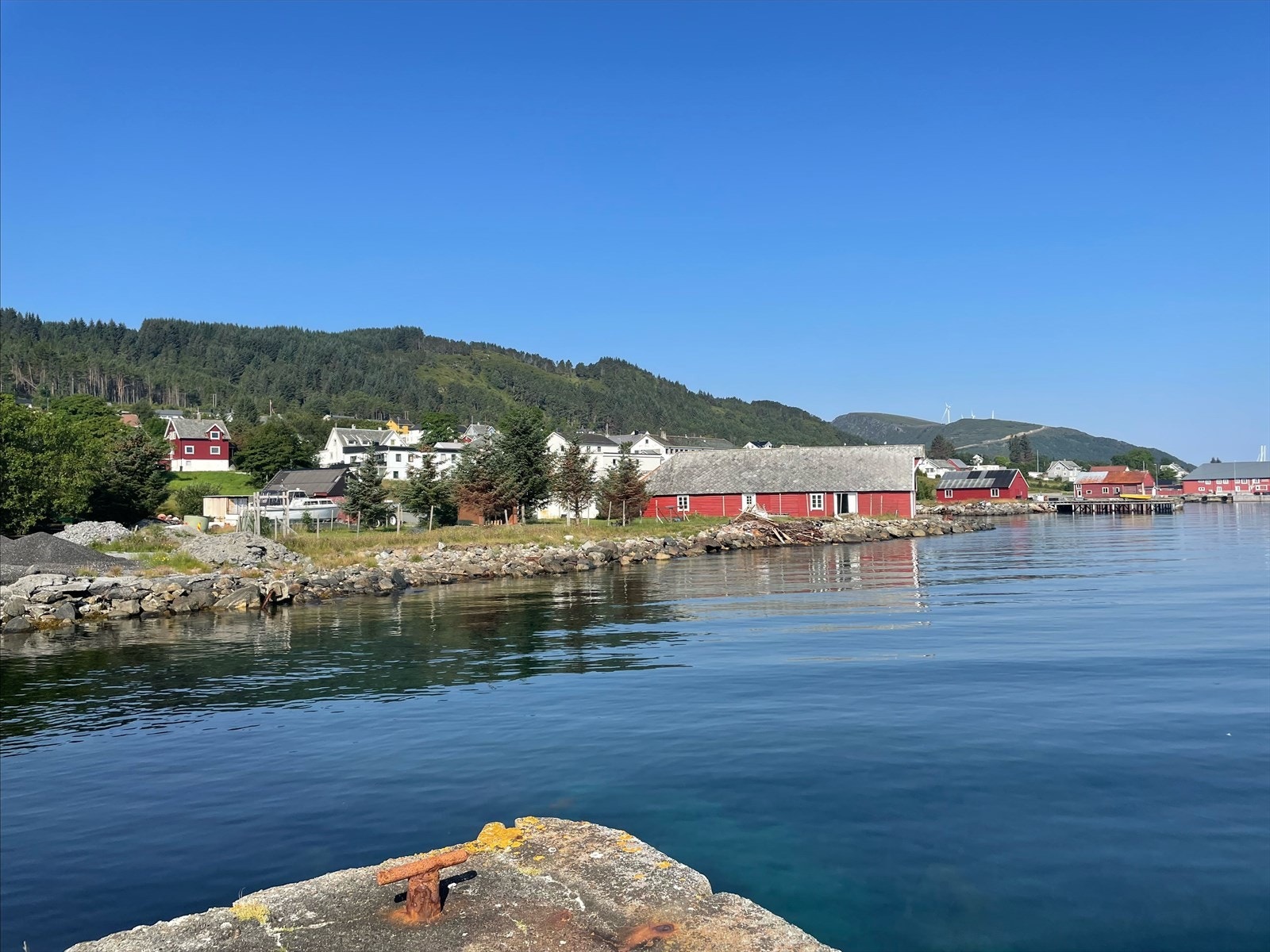 Sjøbod ved sjøen Galleribilde
