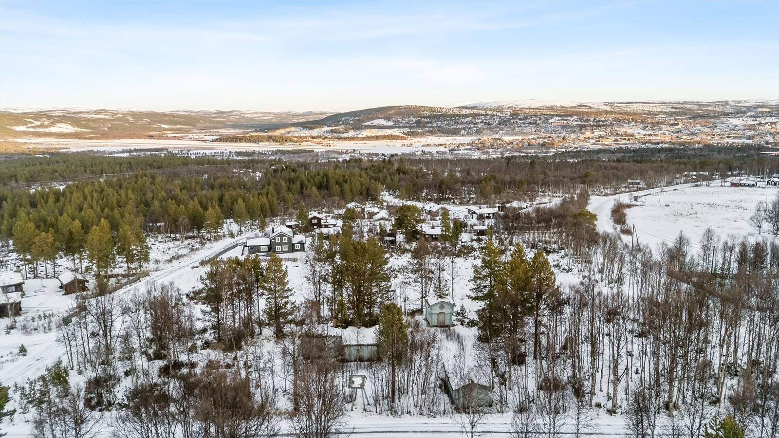 Fra eiendommene er det kort vei til Røros sentrum, oppkjørte skiløyper og andre aktiviteter. Galleribilde