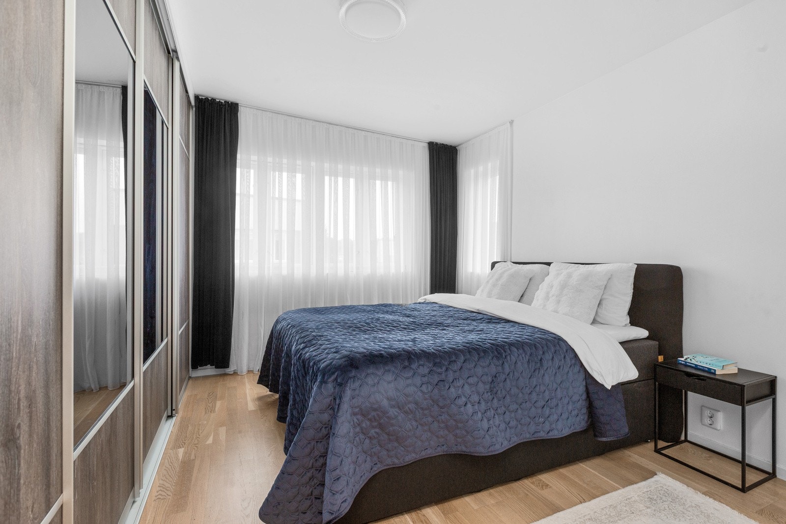 Soverom 1 med skyvedørsgarderobe Galleribilde